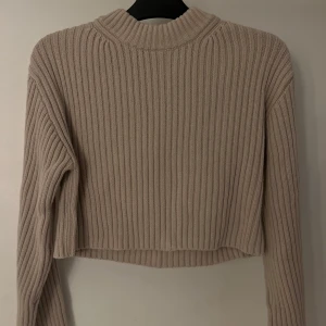 Stickad tröja  - Jätte snygg stickad tröja som blivit för liten. Köpt från HM i storlek xs. Kostar 120kr + du står för frakten. Priset kan alltid diskuteras 💖
