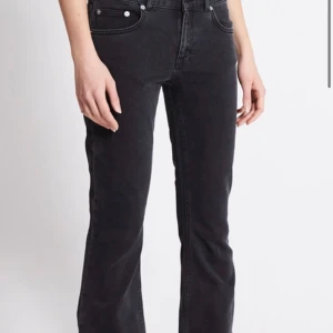 Svarta bootcut jeans - Säljer ett par snygga svarta bootcut jeans. De är lågmidjade och har en klassisk femficksdesign. Perfekta för både vardag och fest! 🖤