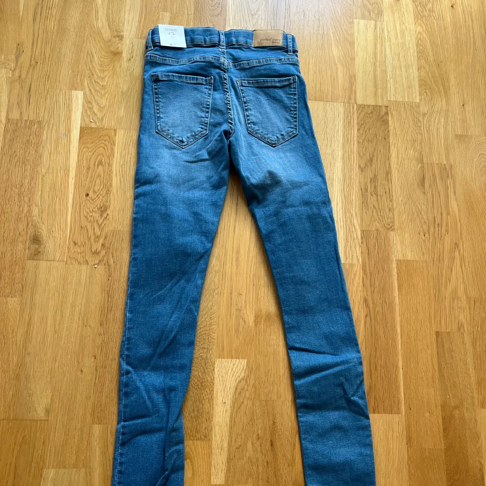 Säljer dessa skinny low Waits jeans. Helt nya och oanvända med lapp kvar på. Nypris är 400kr men säljer för 250kr. Hör av dig om du har några frågor💗💞. Jeans & Byxor.