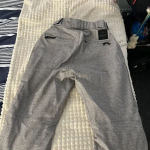 Dope con snowbord/skidbyxor - Hej, säljer mina dope skidbyxor jag köpte förra året men andvändes bara under 4 dagar under säsongen. Så dom är i nyskick, hela och fina. Dom är i färgen Grey Melange. Nu har dom blivit förstora för mig så kan ej andvända dom längre. Köptes för 1 799