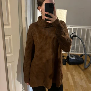 Stickad tröja - Stickad tröja med liten slits på båda sidor och polokrage. Jätte fin, skön tröja som aldrig är använd bara testad.