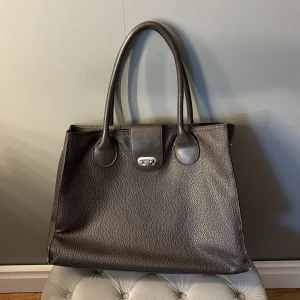 Väska - En rymlig väska som är köpt på secondhand💕super snygg brun färg!😍Hör av er för intresse så kan vi diskutera pris, nypris:250