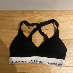 Calvin Klein bh  - Hej, jag säljer denna Calvin Klein bh då den inte kommer till användning längre❤️ fått av en kompis och ser använd ut med inte trasig på något sätt❤️