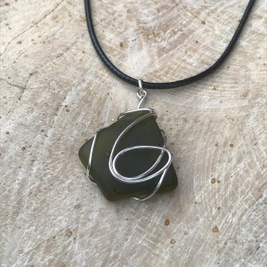 Gröna glas halsband  - Vackra slipat glas halsband med silveromfattning. Finns i en massa olika färger och designer, priser varierar beroende på storlek: 80-150kr