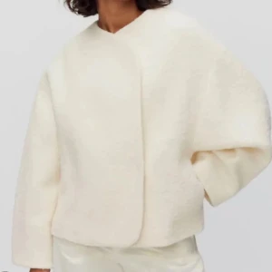 Samantha jacka MQ - Ulljacka från MQ med knapp. Storlek S men passar XS-M. Är 169-170 lång. 