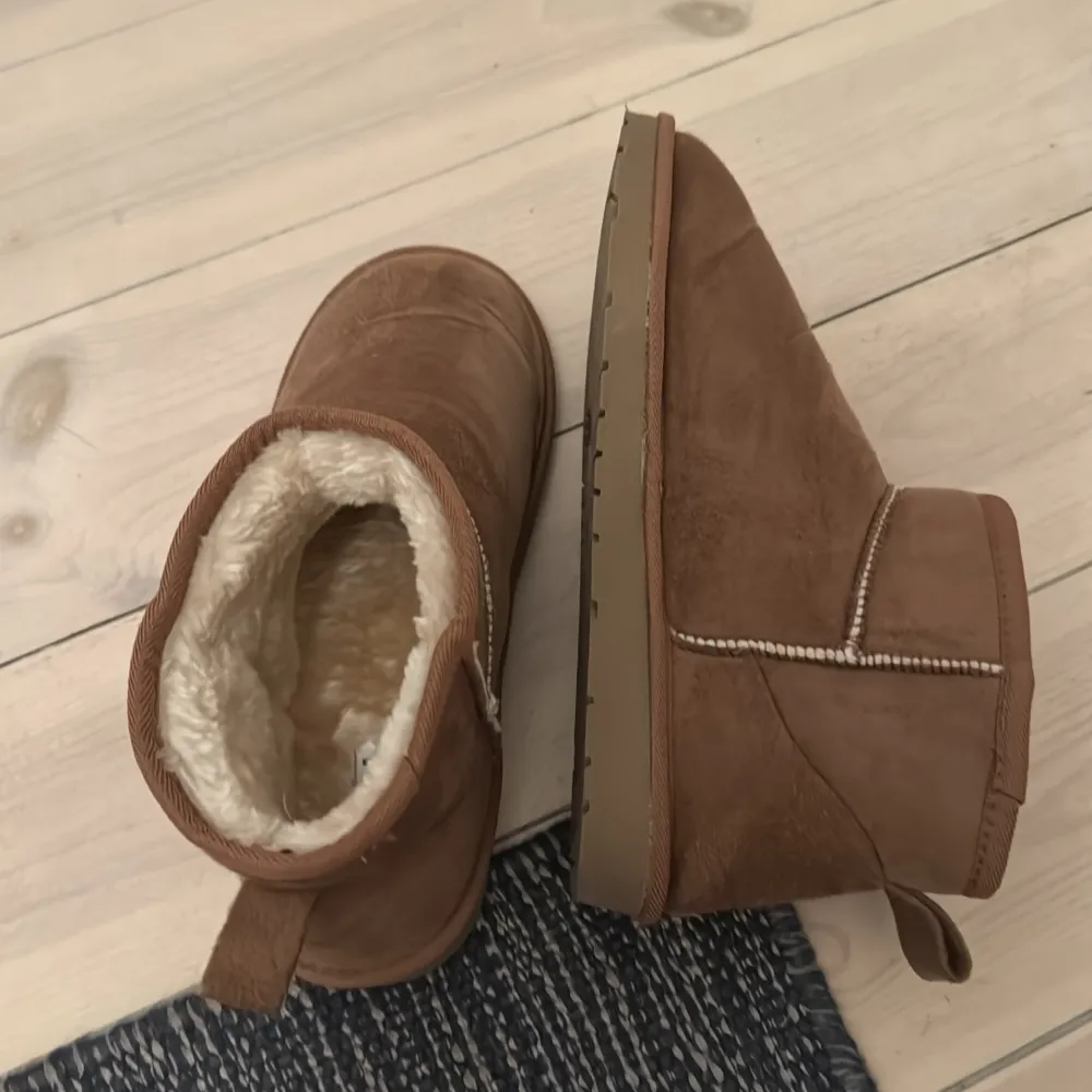 Säljer mina ”Uggs” från lager157. Helt nyskick, använda en gång. Råkade köpa för stor storlek.. så säljer vidare de 🥰✨ de är i 40/41 och är slutsålda . Skor.