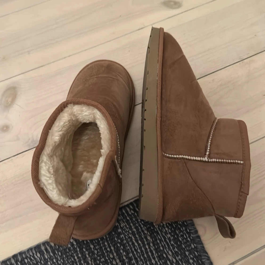 Uggs  - 93