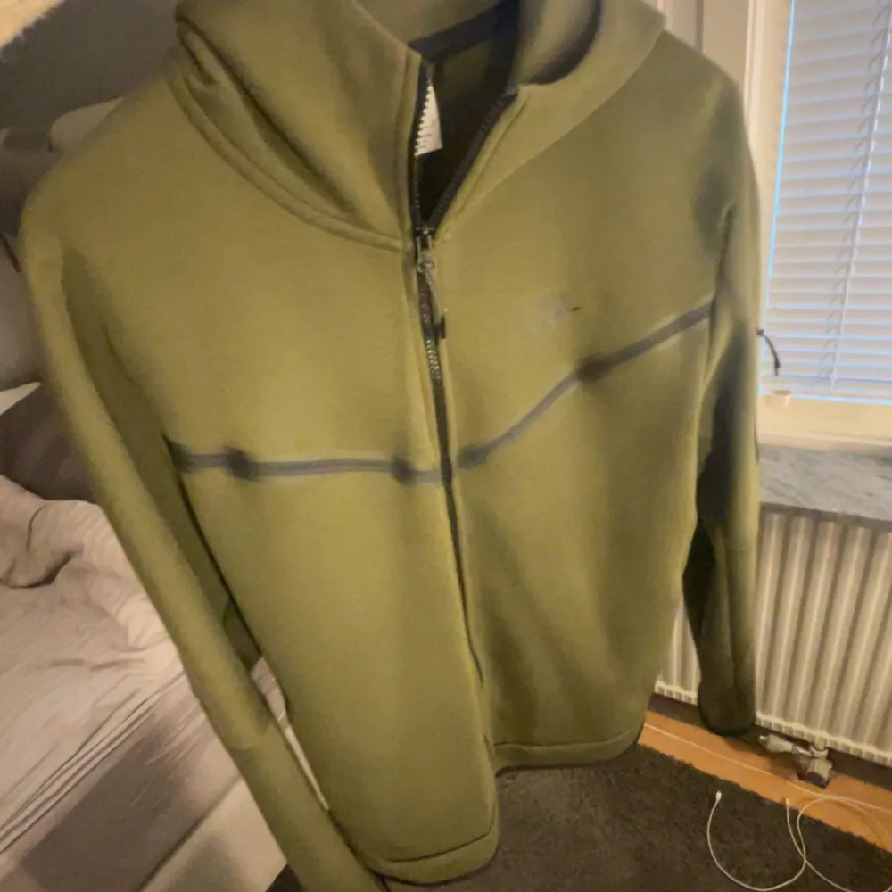 Säljer fräsch Nike tech fleece som inte används, liten lim fläck som du ser på bild 3 men inget man märker. Hoodies.