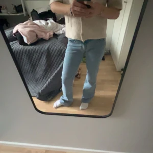 Ljusblå jeans - Jag säljer dessa ljusblå lågmidjade jeans för dom inte kommer till användning, dom e använda typ 1 gång så dom e helt i nyskick! Nya kostar runt 1100.