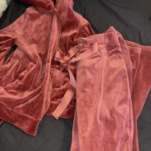 Velvour Set - Velvour Set i strl M men passar även S. Använt fåtal gånger, jätte bra skick och mysig att ha på sig nu till vintern💞 