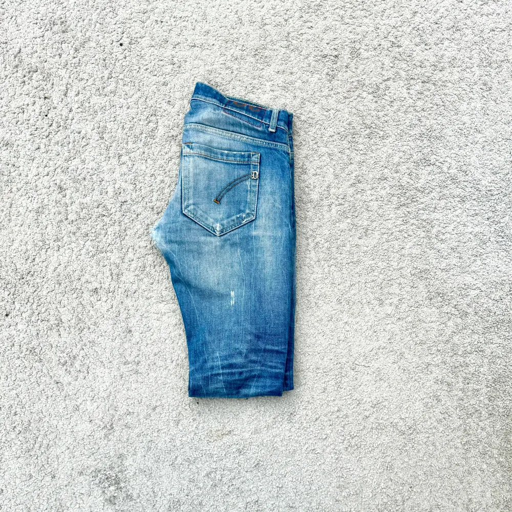 Tja säljer dessa feta dondup jeans med rips | w30 passar w32🍁 | skick 7/10 | om ni har frågor eller funderingar skriv här 💫. Jeans & Byxor.