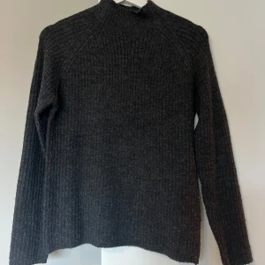 Stickad tröja - Mörkgrå stickad tröja med en smalare passform i storlek Xs. Använda en del, men i bra skick.