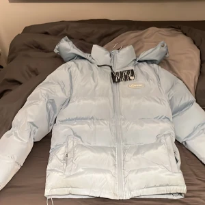 Trapstar jacka - Bra skick, använd bara nån gång, för liten för mig därför ja säljer