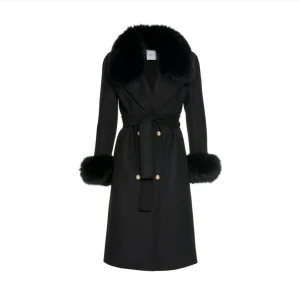 Kappa i Kashmir med avtagbar pälskrage och pälsmuddar - Svart kashmirkappa med knappar och midjeband. Avtagbar pälskrage och pälsmuddar på ärmarna. Bra skick då enbart använd ett par gånger.