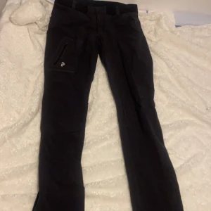 Peak performance byxor - Hej,säljer ett par peak performance byxor i storlek M. Fint skick 