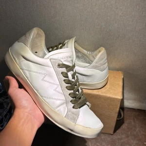 Zadig voltaire skor - Riktigt snygga och eftertraktade skor, liknar golden goose. Skick 7.5/10, box och extra sko snören ingår, olivgröna sitter på. Kom med bud eller minsta lilla fråga!