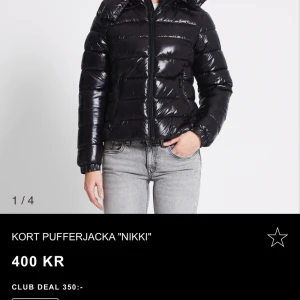 Moncler liknande jacka - Säljer denna supersnygga jacka från lager 157 då jag råkade köpa 2 st. Den är helt slutsåld på hemsidan