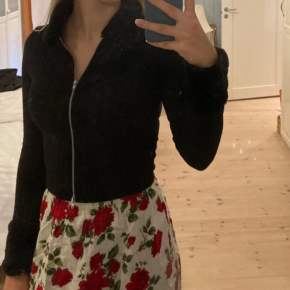Säljer denna jättefina svarta tröjan från H&M. Sparsamt använd och i gott skick. Säljer även samma modell i blått.🌺. Neuletakit & Villapaidat.