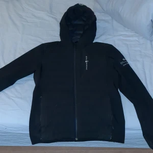 jacka - storlek medium har 3 målar fläckar på sig småa Köpte den för 4000kr 2 år gammal