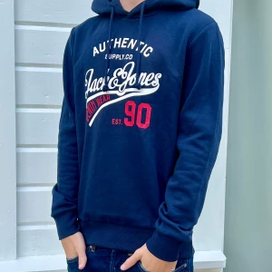 JACK & JONES HOODIE TVÅ-PACK, GRÅ + BLÅ, OANVÄNDA  - JACK & JONES HOODIE TVÅ-PACK, GRÅ + BLÅ, OANVÄNDA  Skick 10/10 | S | pris 399 | Nypris 689| Postar genom postnord och instabox | Hör av er vid minsta fundering