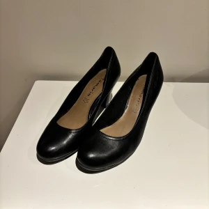 Svarta pumps  - Svarta pumps i äckta läder. Använda ett par gånger. Fint skick! 