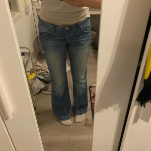 Lågmidjade Jeans - Bra skick sytt dit en extra knapp vid midjan 