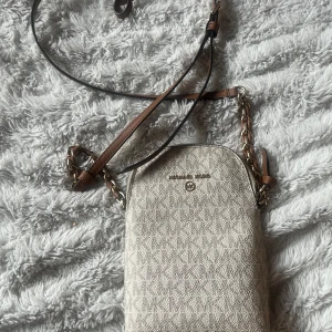 michael kors axelväska  - Köpte väskan för cirka ett år sen, och har använt den ett få tal gånger därför tänkte jag sälja den. Nypris ca 2000 kr