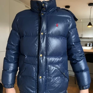 Polo Ralpf lauren jacka  - Säljer nu min feta Polo jacka som ja skulle säga är 8,5/10 i skick. Även inga stora skador på jackan som man ser!  Hör av er av funderingingar eller ett prisförslag!