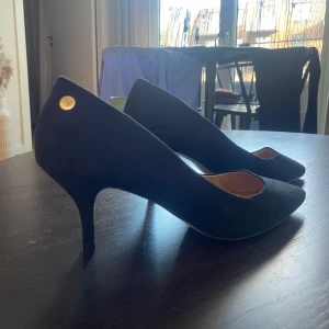 Svarta Pumps  - Svarta pumps i storlek 39/40. Köpta här på Plick och var lite små för mig.  Perfekt inför höst/vintern och haloween 