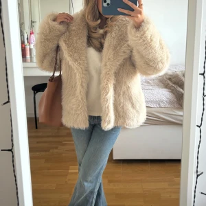 Pälsjacka - Super snygg och eftertraktad pälsjacka som är i nyskick, aldrig använt!!! Storlek xs men den är oversize😍😍tryck på köp nu!!