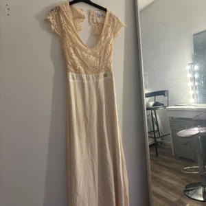 Balklånning  - En ljus o fin balklänning som är använd 1 gång.  Om man stryker kjolen så är den som ny. Färgen är som ljus gammelrosa och med en fin spetstopp till med öppen rygg .  Den kosta ny 1200:-