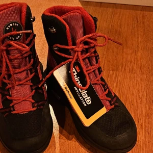 Vandringskängor KyBoot stl 36⅓ - Helt oanvända vandringskängor av märket Kybun, modellen KyBoot Walk on Air. Nypris ca 4500 kr. Kängorna är fodrade och vattenresistenta. De funkar bra både i snö och blött.