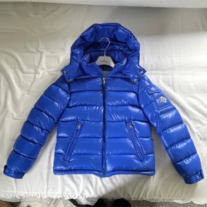 Moncler maya - Säljer min så fina moncler maya som jag fick i julklapp 2023. Sparsamt använd och i superbra skick. Storlek 1, sitter bra på mig som är 175