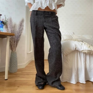 Grå byxor med rak passform - Säljer ett par snygga grå byxor med rak passform. Storlek 46 herr. 42cm över, 90cm innerben