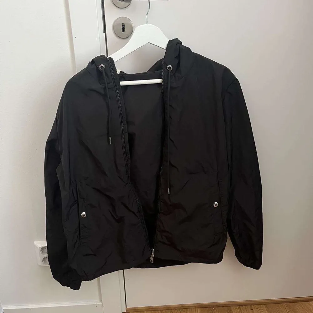 Säljer min svarta moncler windbreaker då jag inte har ett intresse för den längre, den är storlek 1 (S), pris går att diskuteras och byten fungerar också.. Jackor.