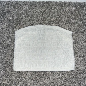 Vit Bandeau topp - Gina Tricot  - Använd fåtal gånger. Normal i storleken.