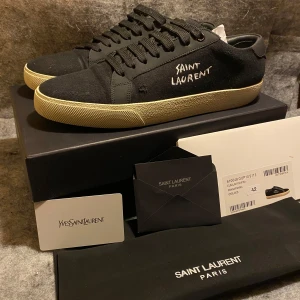 Saint Laurent skor  - Säljs pågrund av att jag behöver pengar och inte min typ av skor. Skorna har inga defekter modellen är bara ”disstressed” skriv privat för frågor.! 🗃️✉️