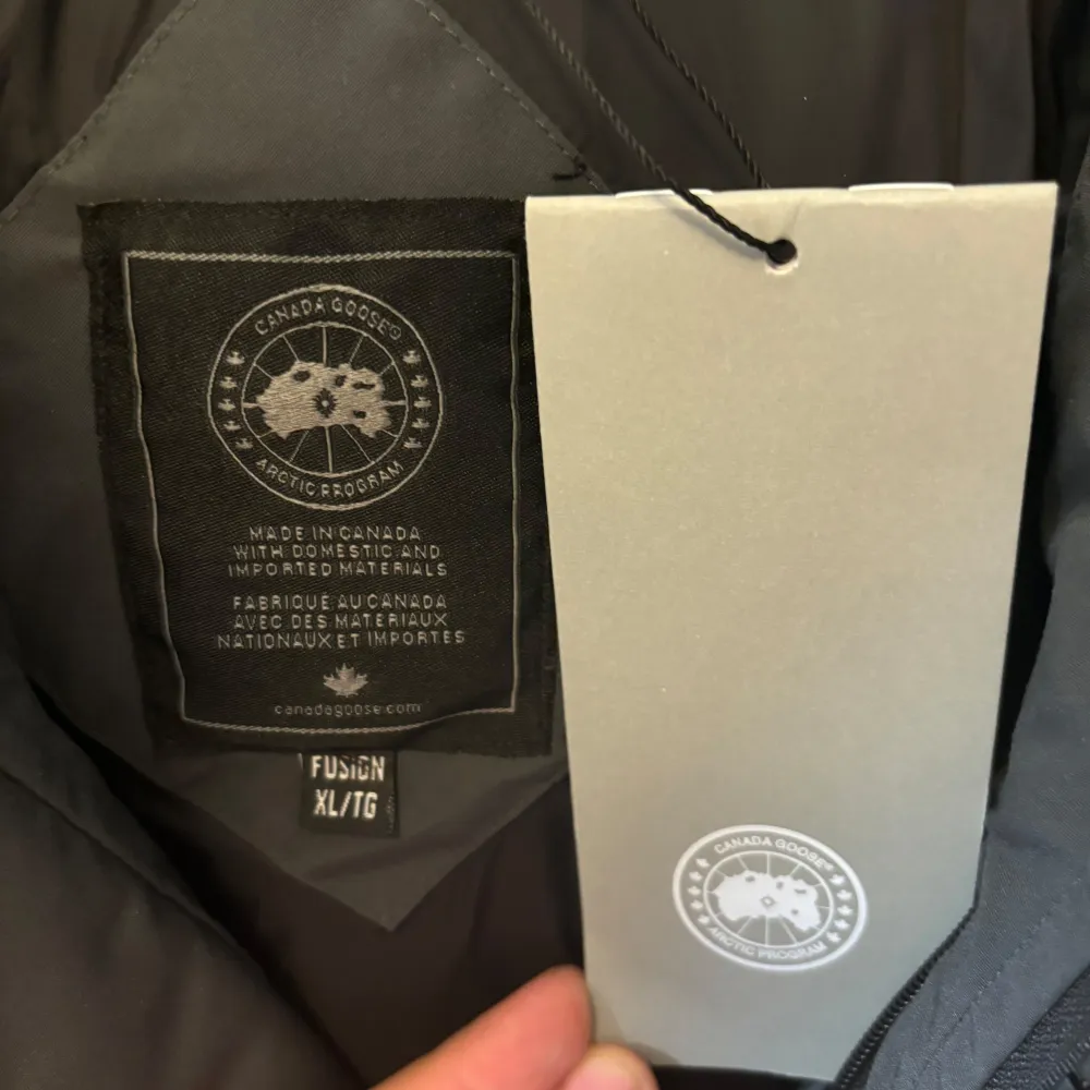 Hej säljer min helt nya canada goose jacka storlek XL prislapp är kvar endast 1 gång provad passar dig som vill ha en helt ny och varm jacka till Sveriges kalla vinter  Kan fraktas med Plick paket. Jackor.