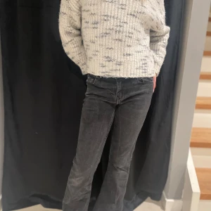 Svarta flared jeans🖤 - Säljer detta par Svarta flared jeans🖤, Pågrund av försmå tyvärr🖤andvända fåtal gånger🖤