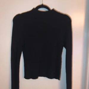 Svart stickad polotröja - Säljer en stilren svart stickad polotröja. Från Pull&bear i storlek M. Aldrig använd 