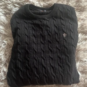 Stickad tröja - Stickad tröja ifrån Morris, storlek L men känns som M. Nypris ligger runt 1700kr