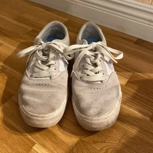 Vita sneakers från Nike - Säljer ett par vita sneakers från Nike i storlek 39. Skorna är i välanvänt skick med snörning och en klassisk Nike-logga på sidan. Perfekta för vardagsbruk och ger en avslappnad stil.