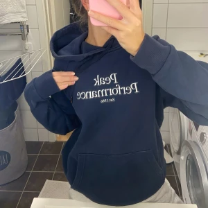 Peak performance hoodie  - Marinblå hoodie från peak performance i storlek M. 💕