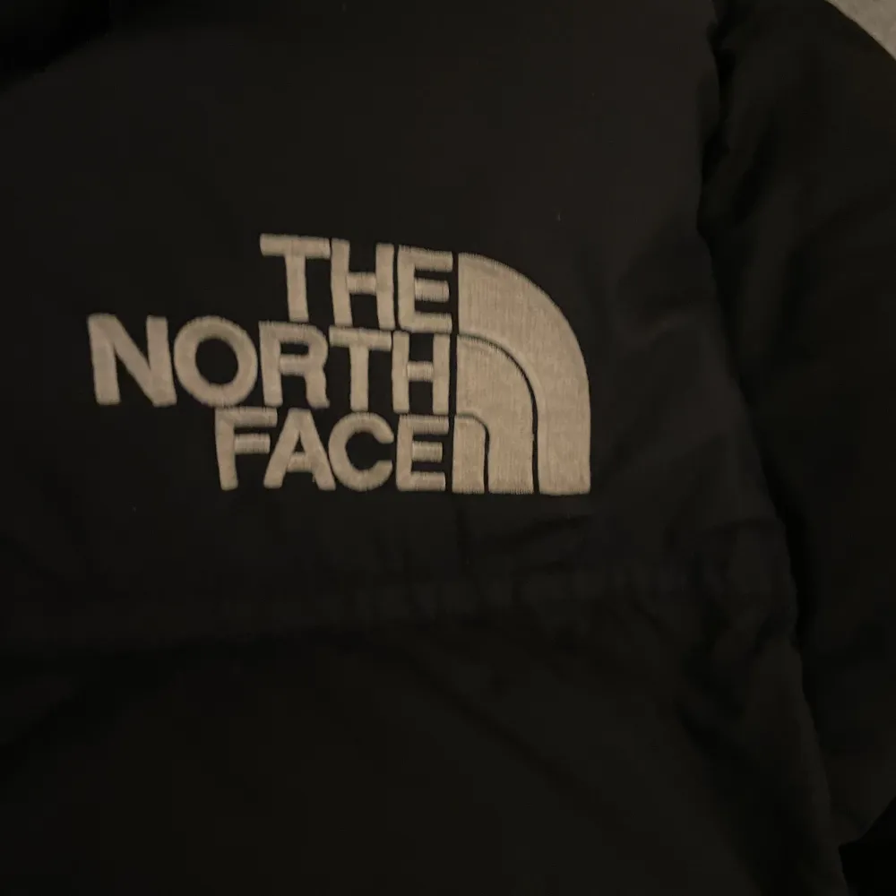 Säljer denna riktigt feta north face puffer jacka, perfekt nu till vinter. Modell 700. XS i women men funkar för killar också. Inga större skador eller defekter. Nytvättad. Passar nån som är typ 155-165 skulle jag säga. Skriv vid funderingar.. Jackor.