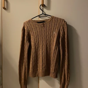 Ralph Lauren  - Säljer denna Ralp Lauren tröjan, lappen har gått av på ena sidan som ni ser på andra bilder men annars hel å ren💖