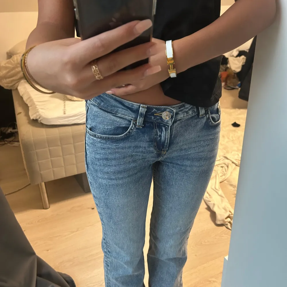 Helt nya jättefina Lågmidjade jeans som ej kommer till användning. Jeans & Byxor.