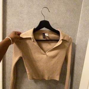 Beige,räfflad crop typ med v-ringning i storlek XS från h&m.