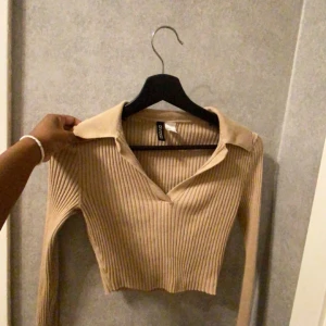 Crop top,beige  - Beige,räfflad crop typ med v-ringning i storlek XS från h&m.