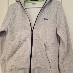 Boss hoodie storlek S - Hugo Boss-hoodie i grå färg, storlek S. Väldigt bra skick, endast använt några få gånger.