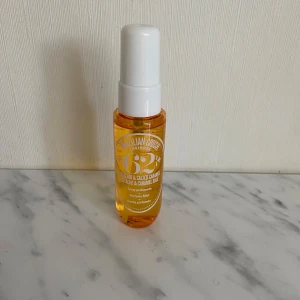 Body mist - Säljer body mist från Sol de Janeiro i doften 62. Den är oöppnad och är perfekt att ha i väskan.